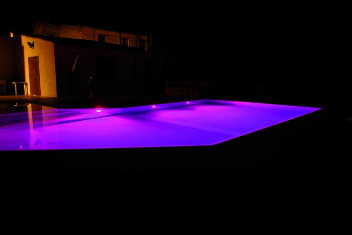 illuminazione piscina notturna